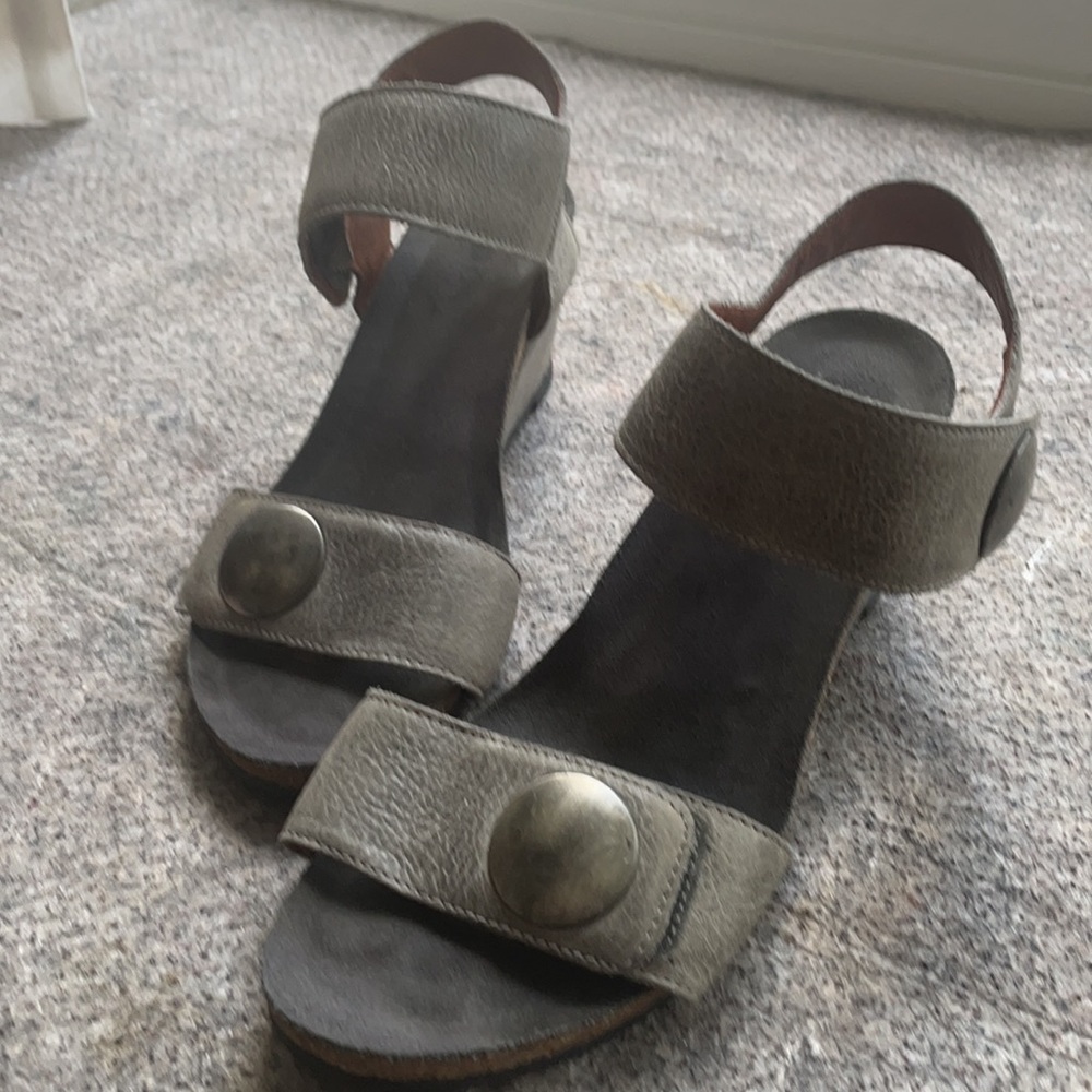 Taos gray/silver ‘carousel’ sandal